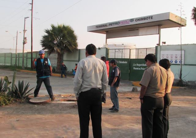 Chimbote: pesquera estaría usando buzones de Sedachimbote para eliminar residuos industriales