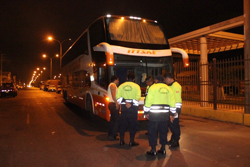 Chimbote: Colectivero fuga tras chocar contra bus interprovincial 