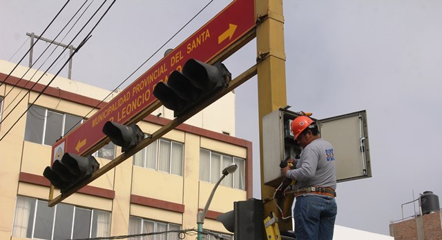 Obra realizada en el centro de Chimbote originó daños en "semáforos inteligentes"