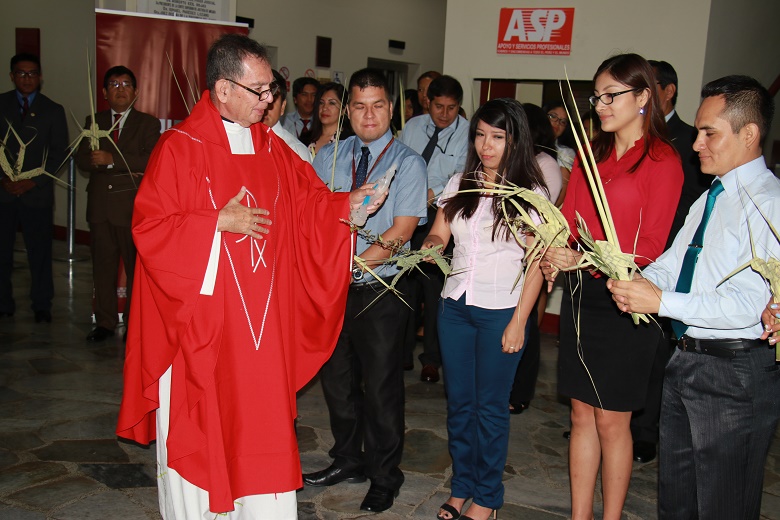 Jueces y servidores de la Corte del Santa reciben participan en oficio religioso