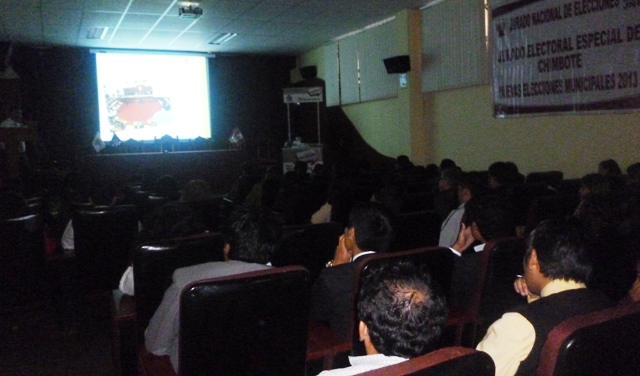 Especialista advierte “clientelismo político” cuando la democracia está débil 