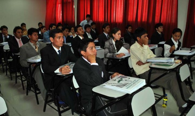 Seminario de literatura chimbotana en Universidad Nacional del Santa