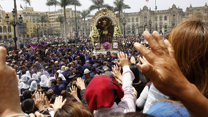   El Cristo Moreno ingresó a la Catedral de Lima acompañado de miles de fieles