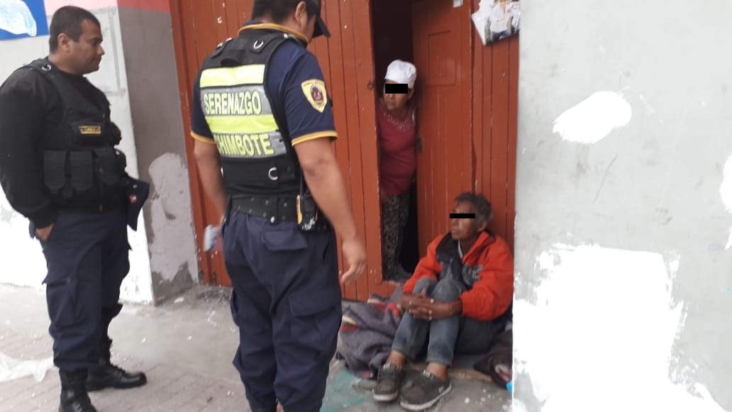 Chimbote: auxilian a hombre abandonado y lo trasladan a hospital La Caleta para su atención