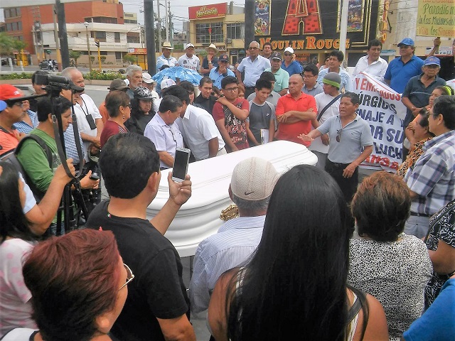 Chimbotanos le dieron hoy el último adiós a la “Tía Sarandonga” en emotivo sepelio