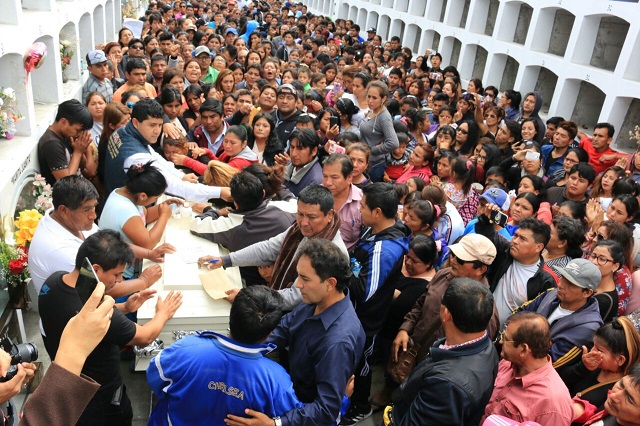 Cientos de personas dieron el último adiós a joven asesinada en Nuevo Chimbote