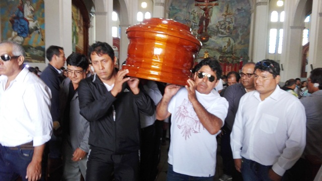 En medio de hondo dolor sepultaron los restos de patrón de lancha en Nuevo Chimbote