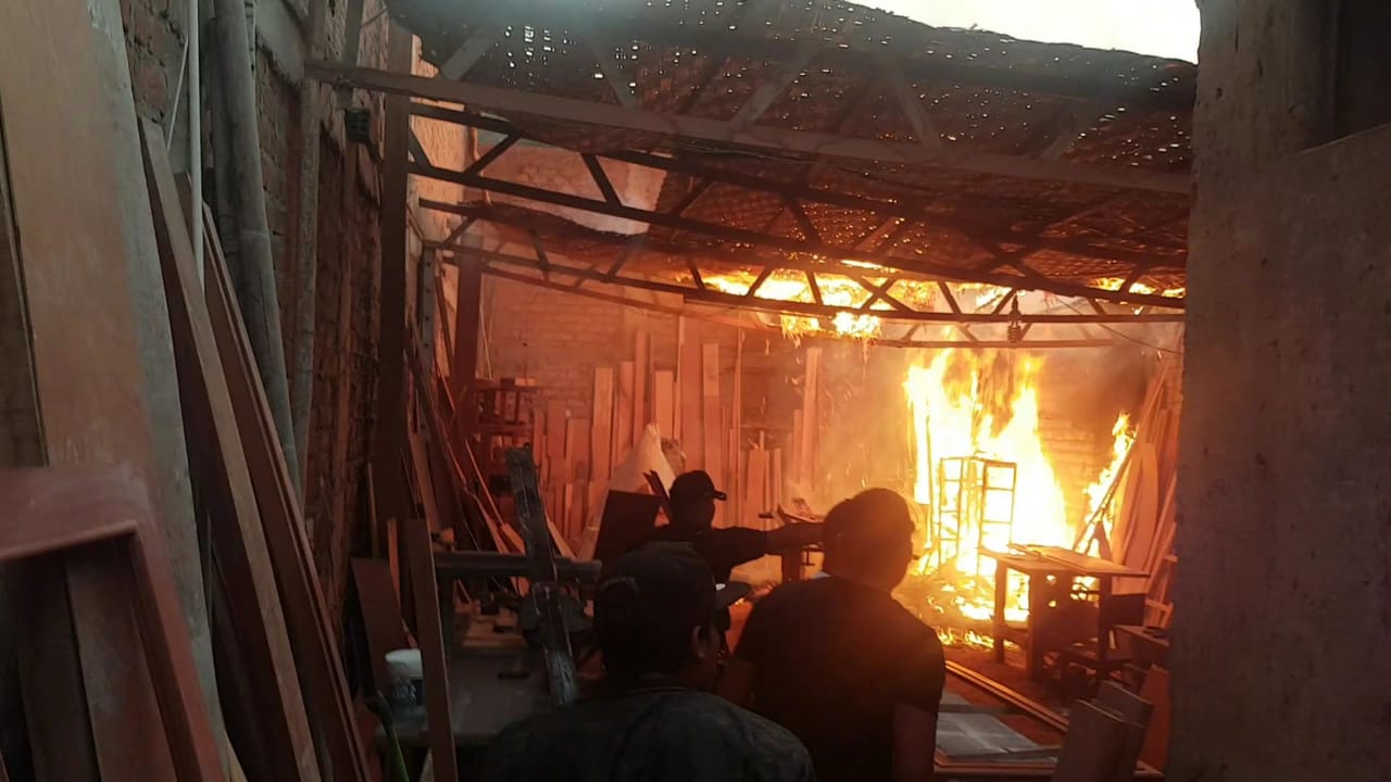 Serenos  de Nuevo Chimbote ayudan a controlar  incendio en local de maderera