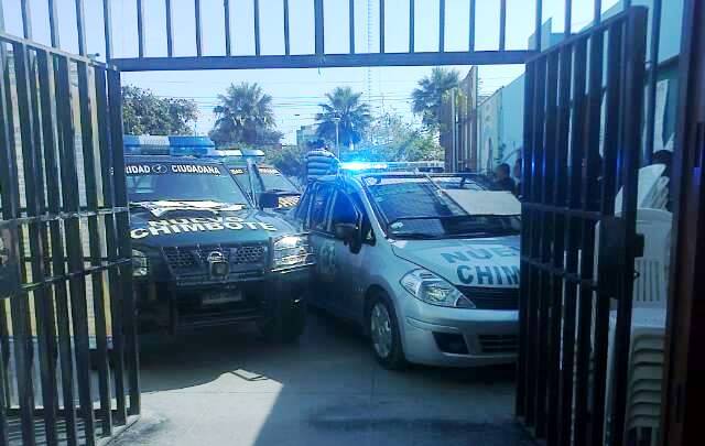 Serenos de Nuevo Chimbote protestan cerrando con unidades móviles ingreso a comuna 