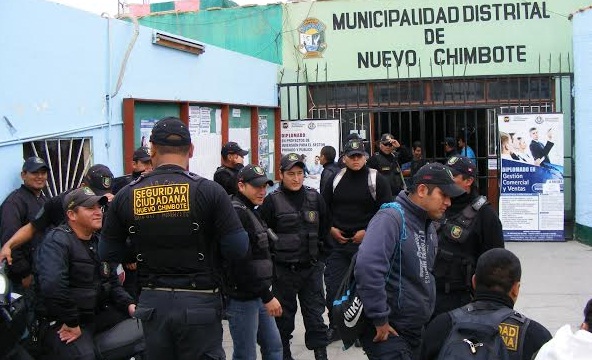 Serenos de Nuevo Chimbote volvieron a exigir el pago de sus salarios