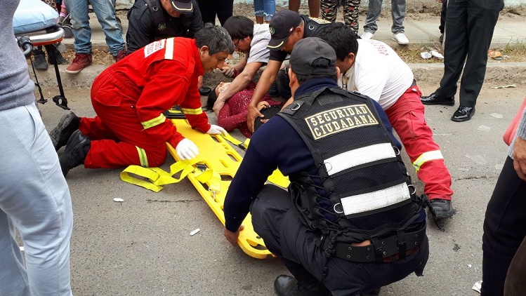 Nuevo Chimbote: serenos y bomberos auxilian a universitaria en accidente de mototaxi