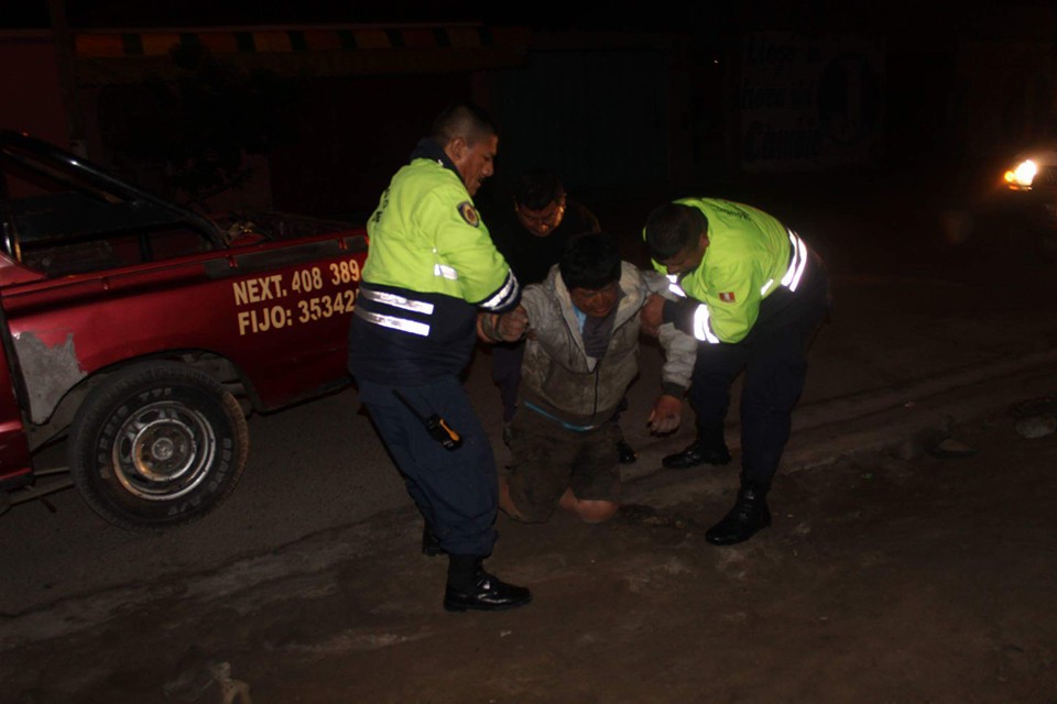 Chimbote: Sujeto en aparente estado de ebriedad se queda dormido en la pista