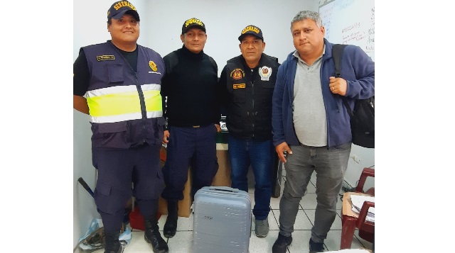 Serenos devuelven maleta a un poblador limeño que la perdió en Chimbote