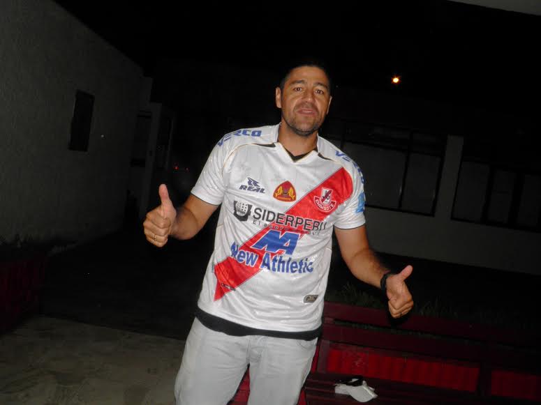 “Checho” Ibarra llegó esta noche a Chimbote y se puso la camiseta del José Gálvez