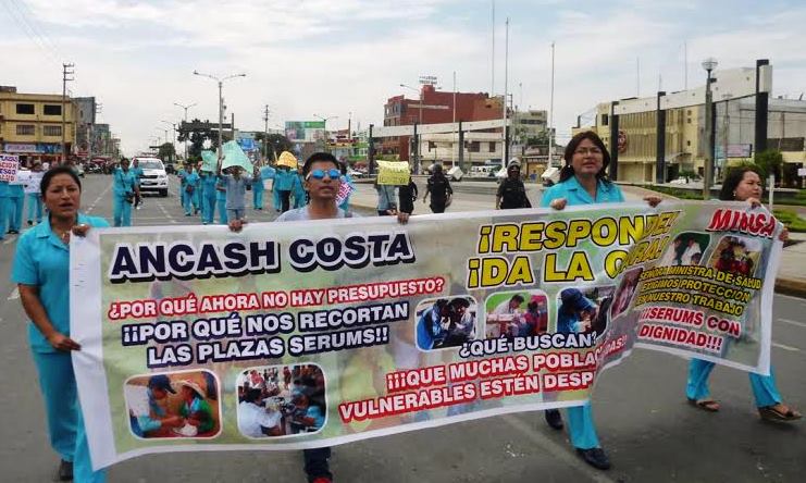  Serumistas se movilizan exigiendo al Minsa ofertar más plazas para el sector