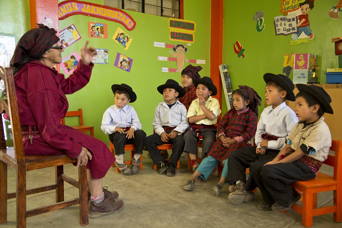 Usuarios Pensión 65 transmiten lenguas originarias en extinción a niños y jóvenes 