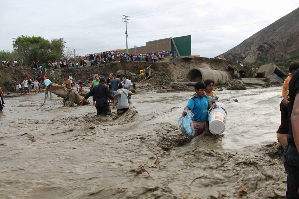 Chimbote: madre gestante pone en riesgo la vida de sus bebes por cruzar el río Shisho