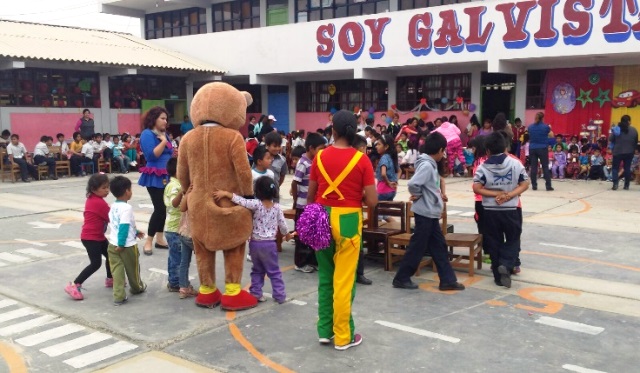 Chimbote: Policía realiza show artístico preventivo por Semana del Niño