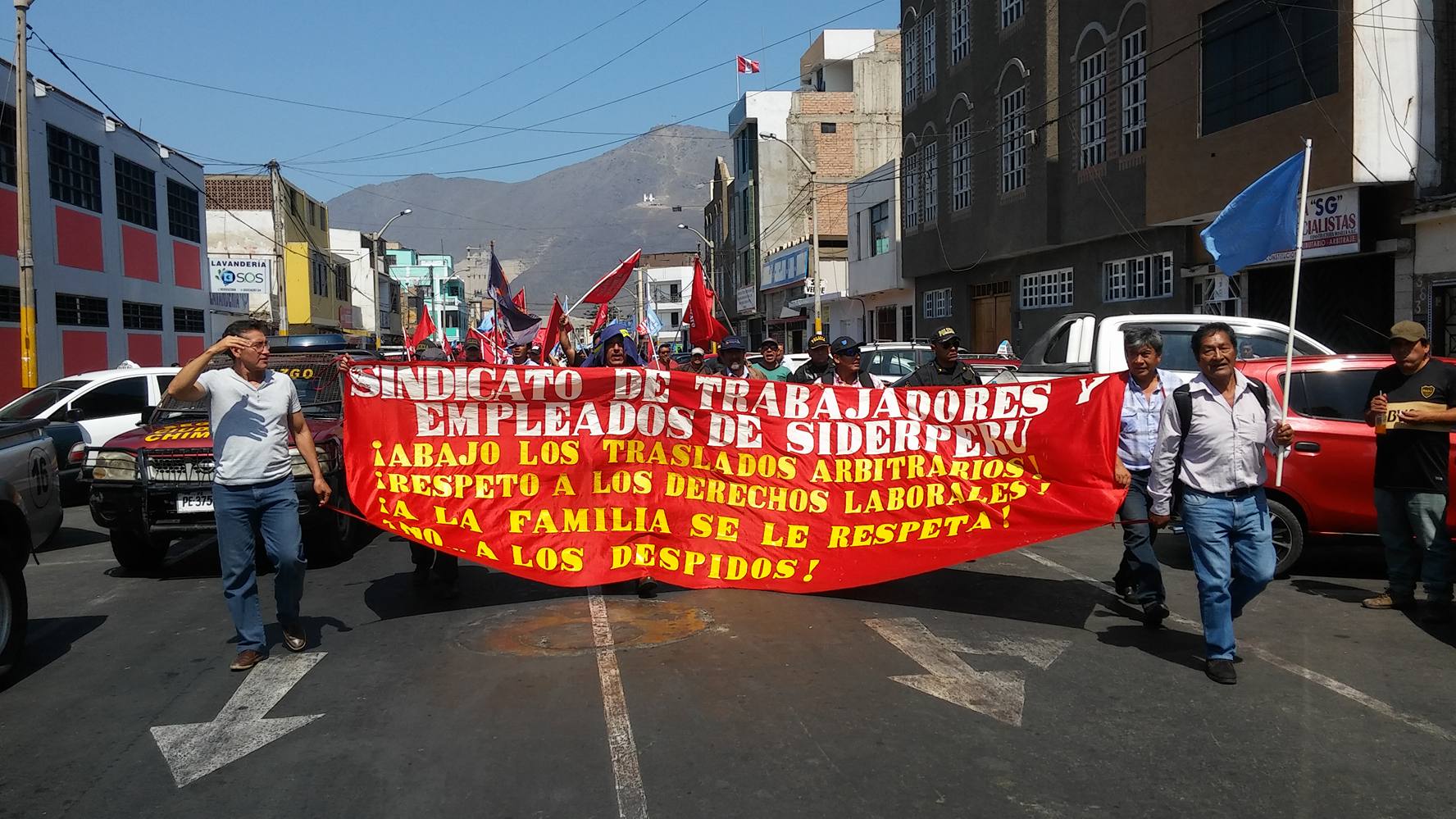 Chimbote: siderúrgicos se movilizan tras ser impedidos de ingresar y empresa responde