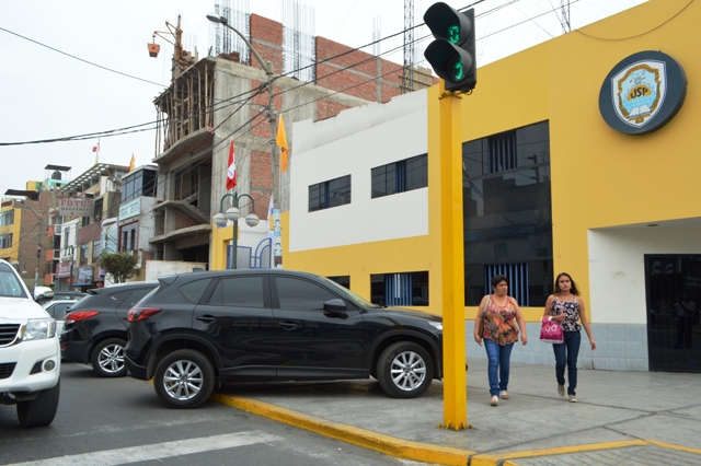 Comandante y administrador estacionan sus camionetas encima de vereda en centro de Chimbote