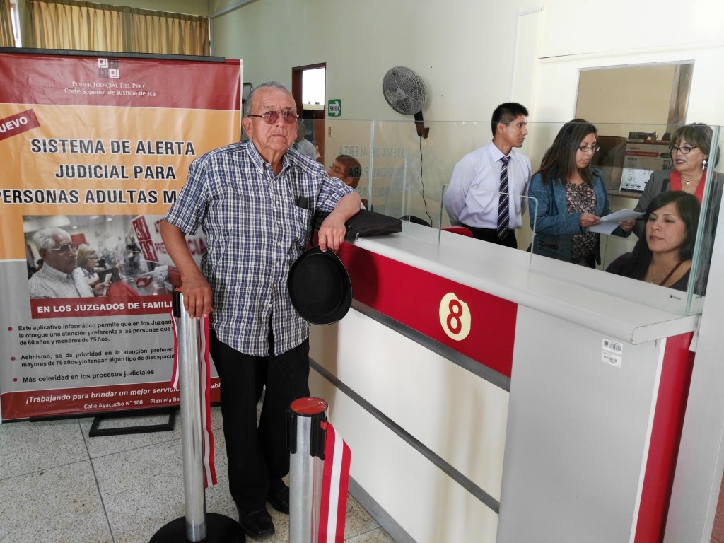 Capacitan a miembros de la Corte del Santa en sistema de alerta para personas adultas mayores