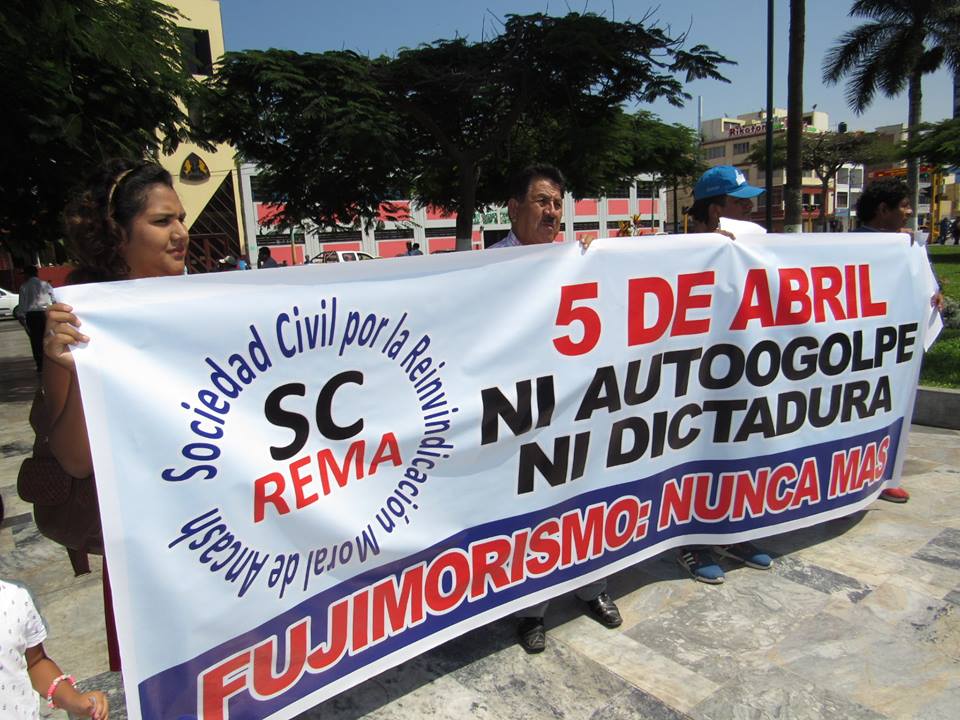 Chimbote: sociedad civil realiza plantón en rechazo al golpe de Estado ocurrido el 5 de abril de 1992