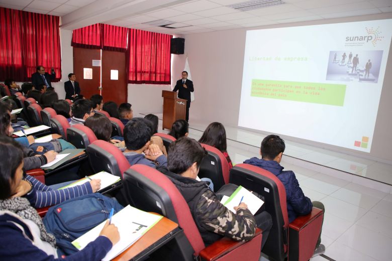 Universitarios de diversas carreras refuerzan conocimientos en materia registral a través de “Sunarp: Clase Maestra”