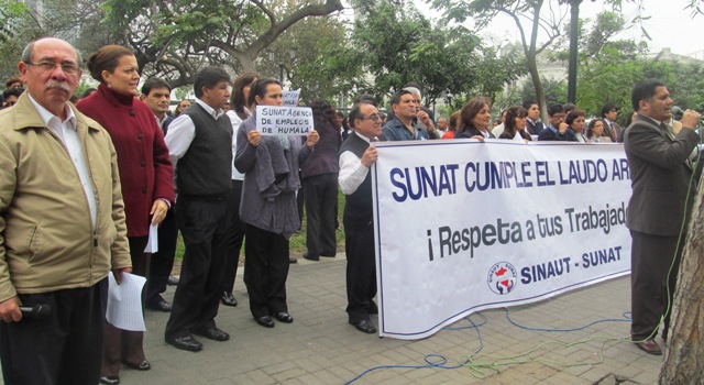 Trabajadores de Sunat protestan por demandas laborales