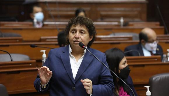 Paredes asegura que una legisladora no firmó censura contra ministro Silva porque se beneficiaría con una obra