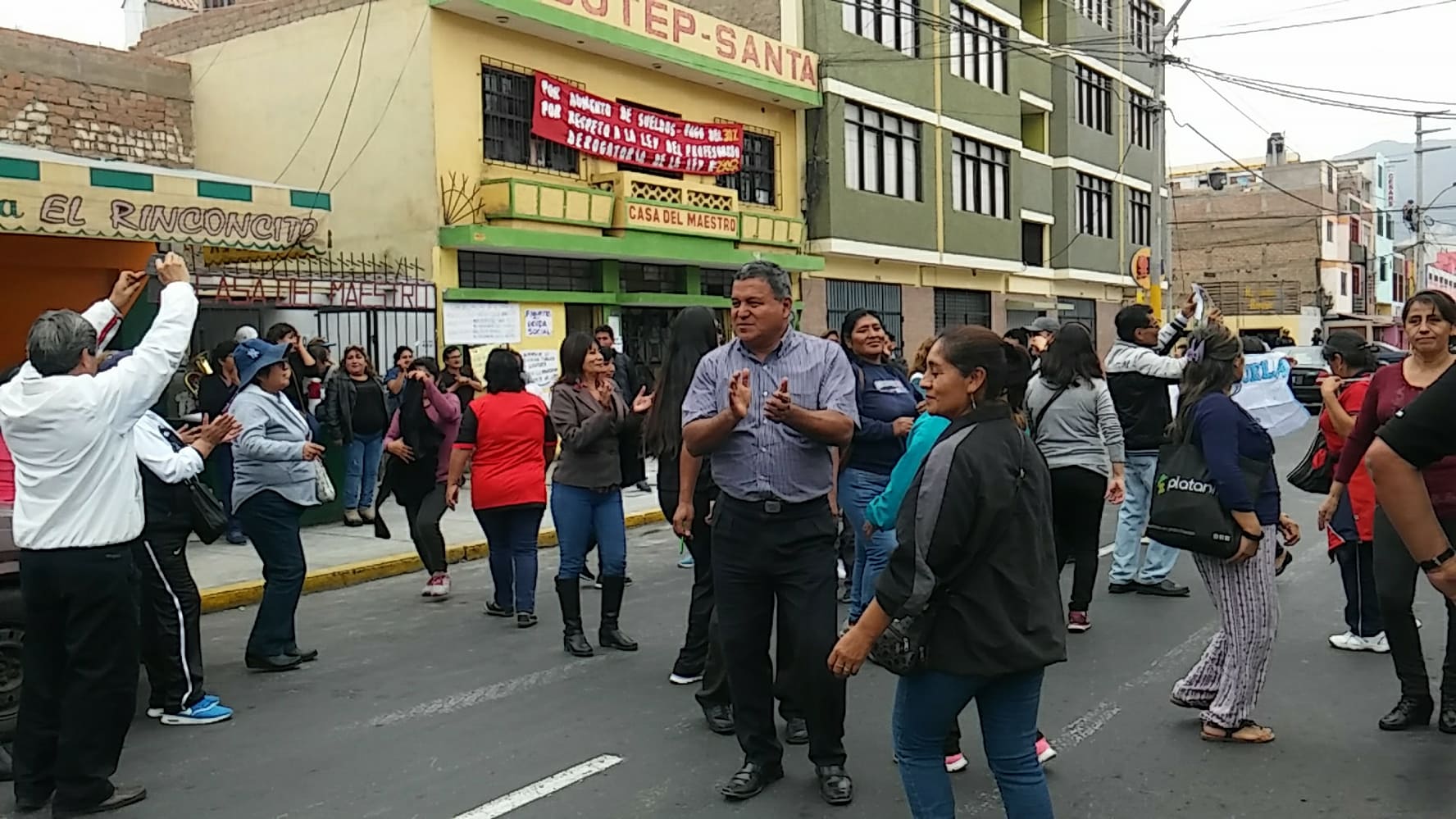 Chimbote: docentes festejan su día en la calle y esperan atención del Gobierno