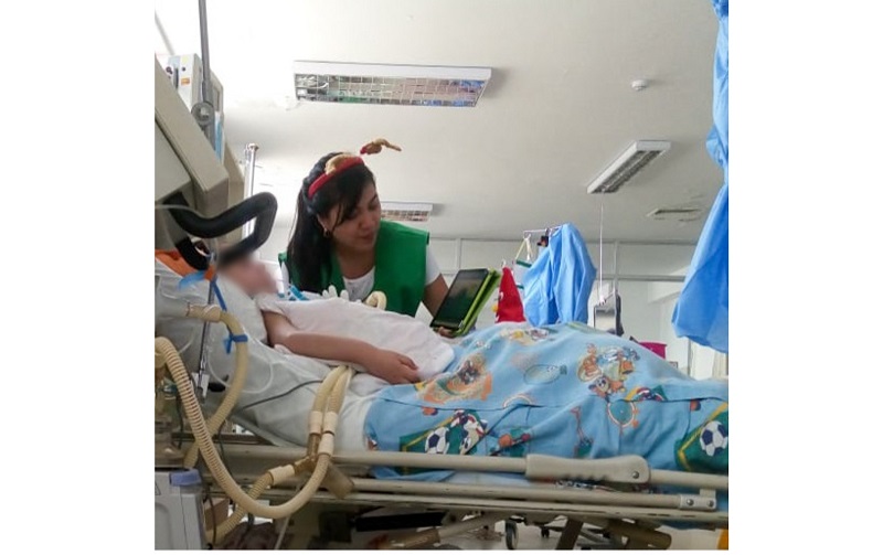 Diana, talento que une la música con la medicina para tratar pacientes