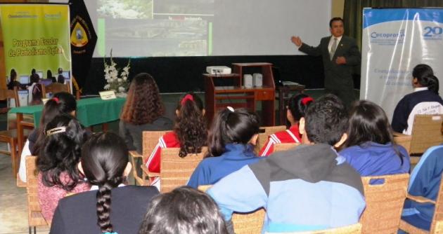Periodistas escolares de Chimbotenlinea en taller sobre uso del papel