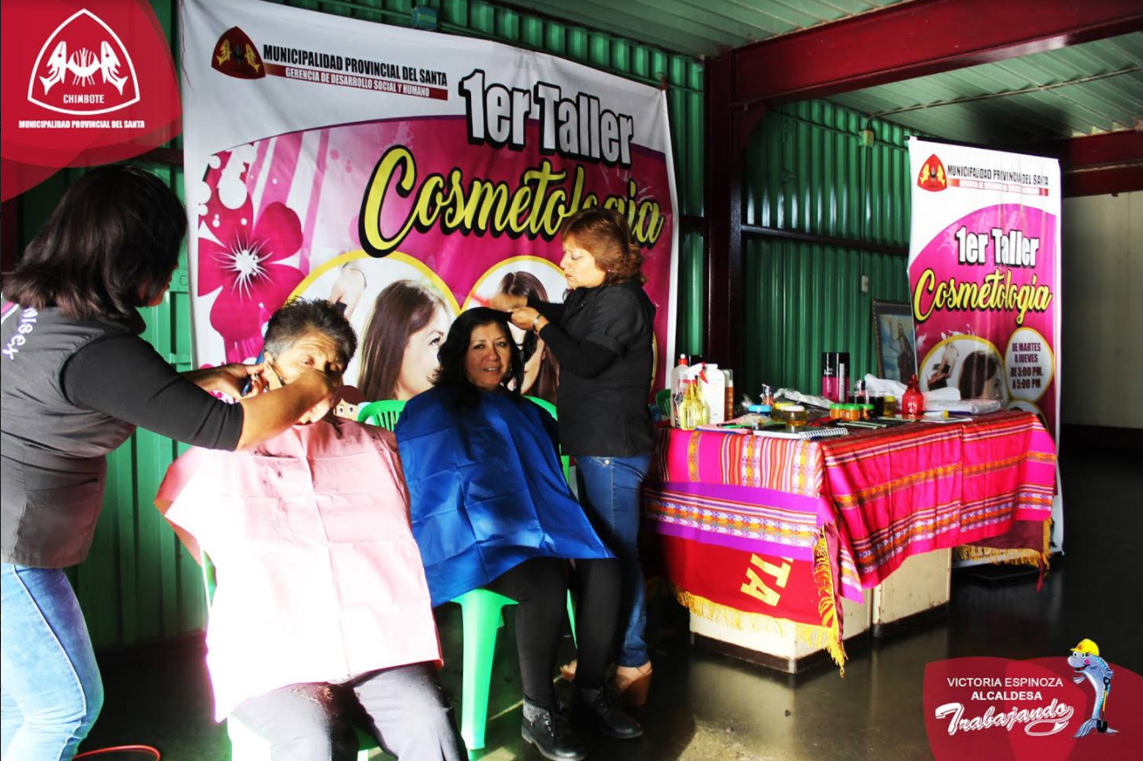 Madres de comités de Vaso de Leche se benefician de talleres de corte de cabello y peinados