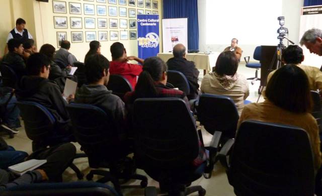 Medio centenar de periodistas de Chimbote en taller con Edmundo Cruz