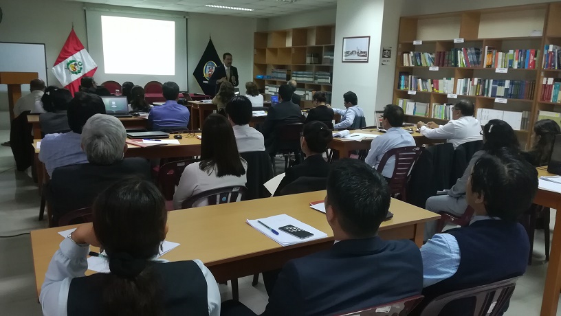 Reconocido catedrático capacita sobre argumentación jurídica a vocales y jueces de la Corte del Santa