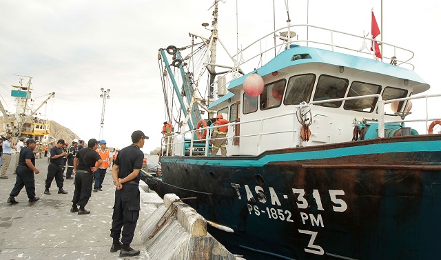 Llegó primera embarcación de Tasa con 30 toneladas de ayuda a damnificados de la provincia del Santa
