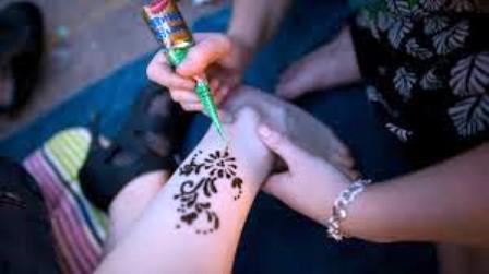 Advierten que en verano aumentan infecciones por uso de piercing y tatuajes