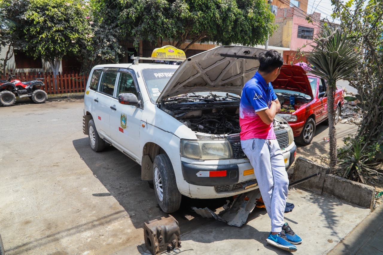 Multan a tres talleres de reparación de vehículos por ocupar de la vía pública