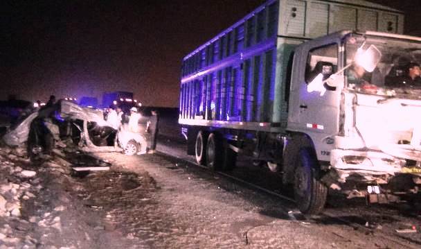 Chofer de colectivo resultó ileso tras violento choque con camión