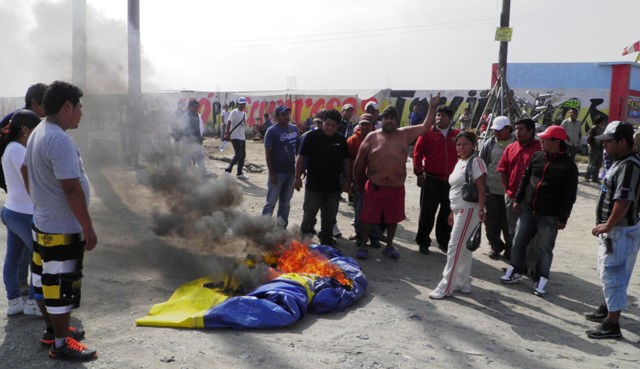 Taxistas queman toldo de empresa de colectivo que pretende ocupar su paradero  
