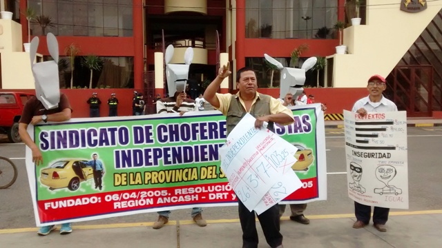 Singular protesta de taxistas independientes en el frontis del palacio municipal de Chimbote