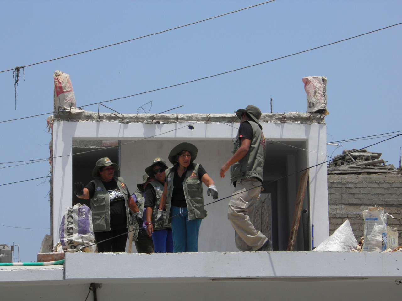 Inician campaña de limpieza de techos en viviendas de Chimbote