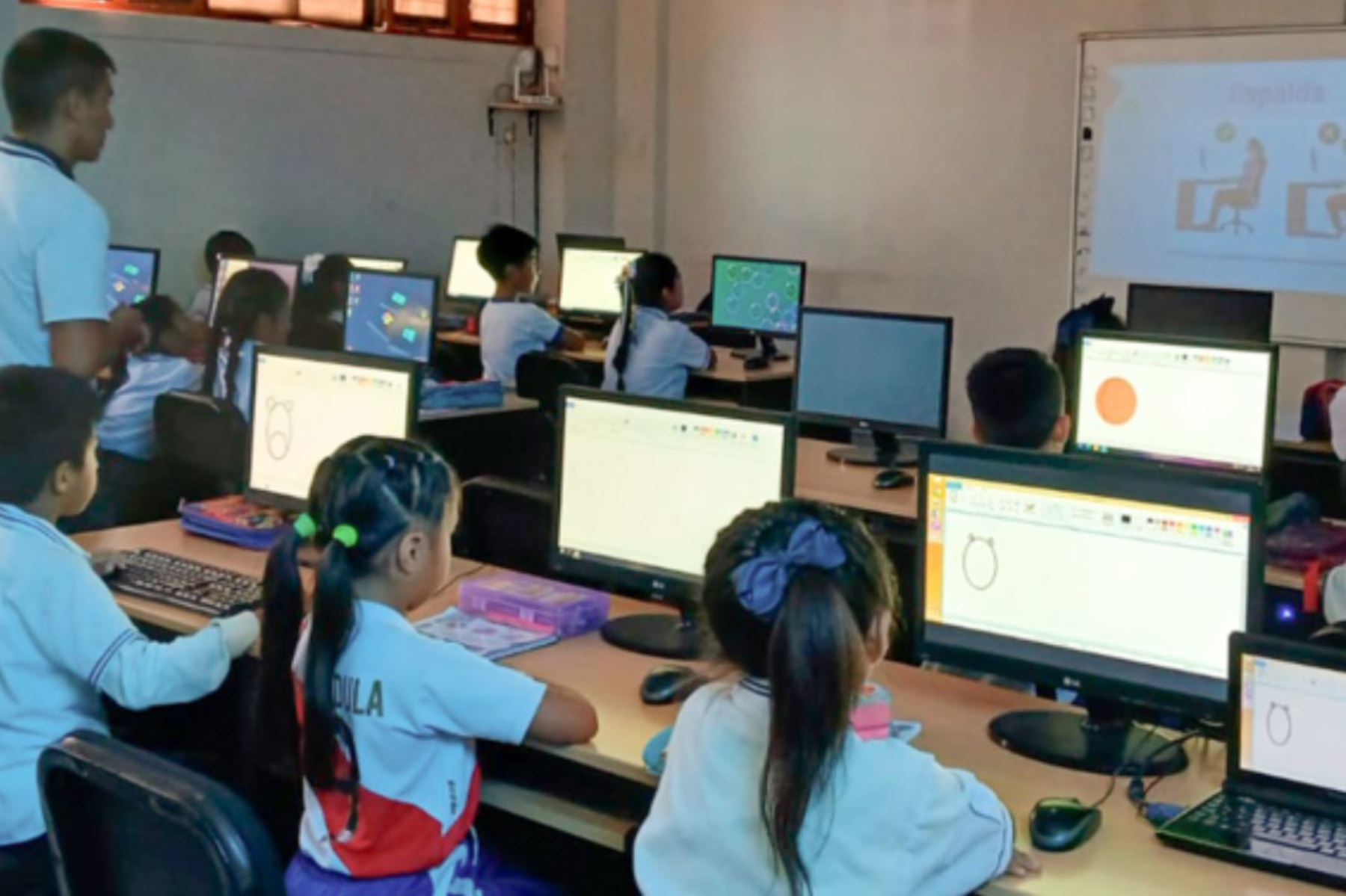 PCM lidera estrategia para acercar la tecnología a niñas y adolescentes del país