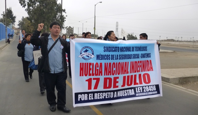 Tecnólogos médicos de EsSalud III se sumaron a huelga indefinida (video)