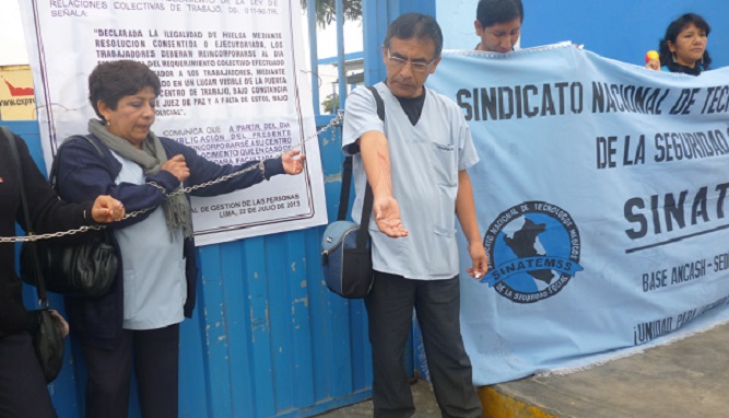 Tecnólogos médicos se desangran y encadenan como medida de protesta