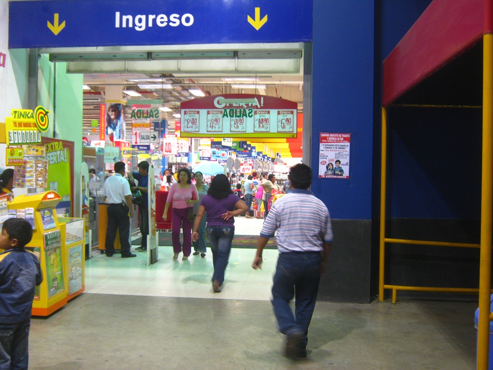 Detienen a ‘tenderos’ intentando retirar productos de aseo de Plaza Vea Chimbote