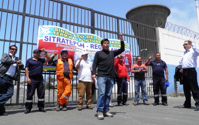 Portuarios realizan plantón por apelación de empresa a su negociación colectiva‏