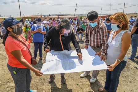 Municipio entregó planos visados a dirigentes de “Joselyn Álvarez” para que puedan acceder a servicios