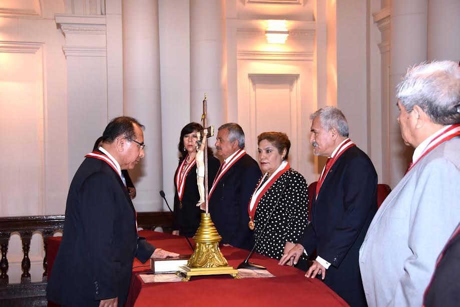 Victor Ticona juramentó hoy como presidente del JNE
