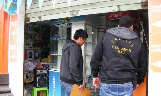  A través de dos forados ingresan a tiendas de celulares y roban cuantiosa mercadería